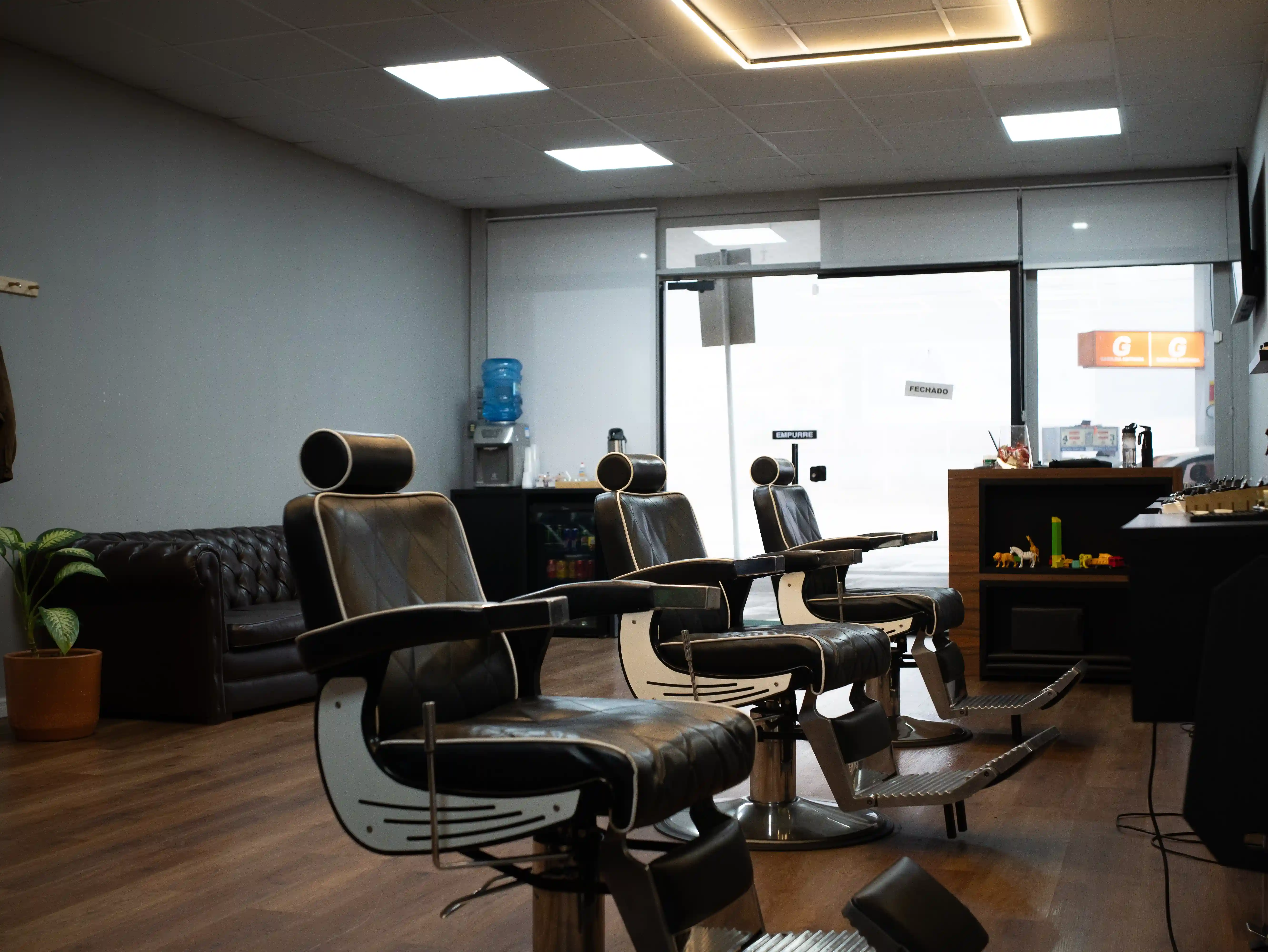 Interior do espaço da Dom Barbearia no Iririú em Joinville - ambiente climatizado e acolhedor